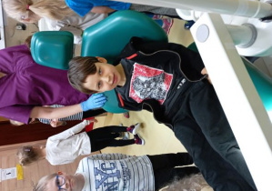 Chłopiec siedzi wygodnie na fotelu dentystycznym